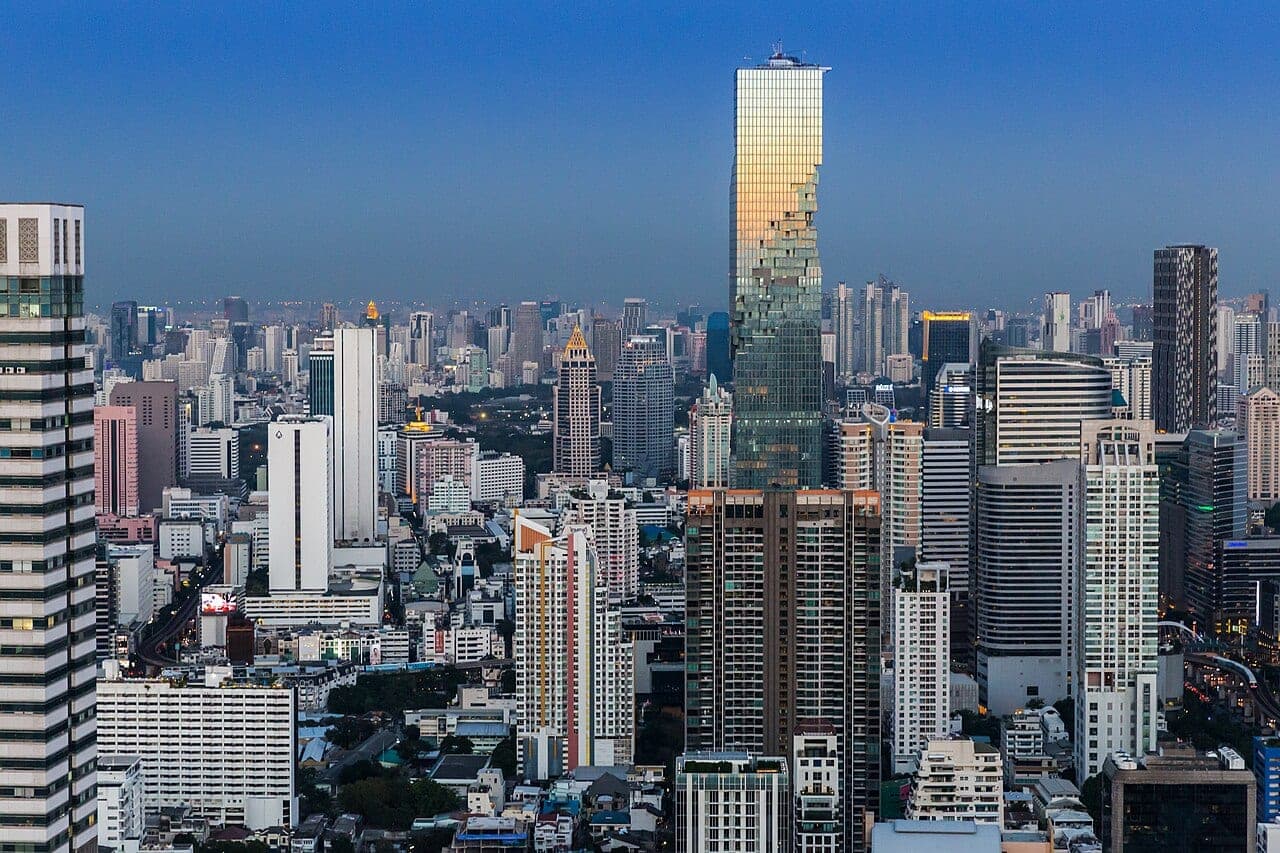 从曼谷 State Tower 眺望城市天际线